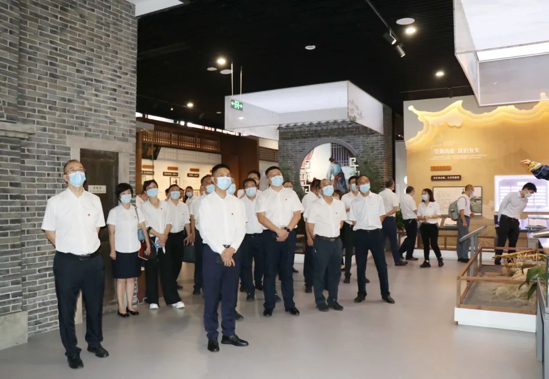 走进天府家风馆 以纯正家风涵养清正企风——BEVITOR·伟德国际赴天府家风馆参观学习