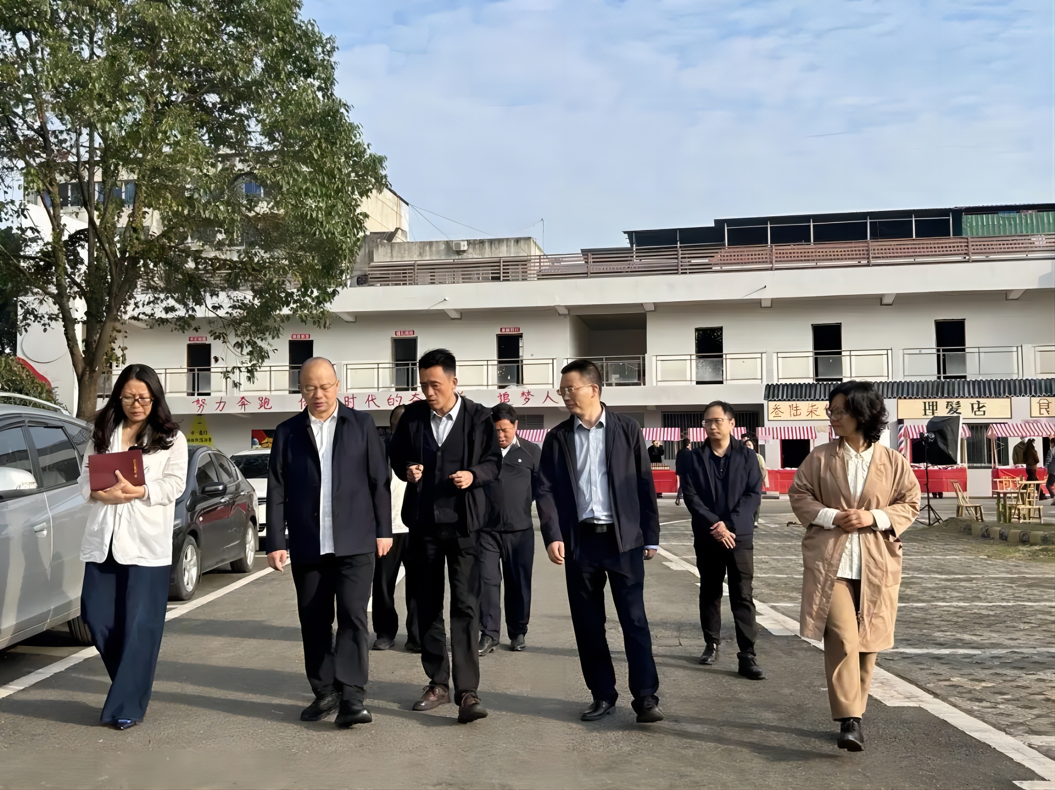 德阳经开区党工委副书记、管委会主任廖立新带队调研德阳电商产业园