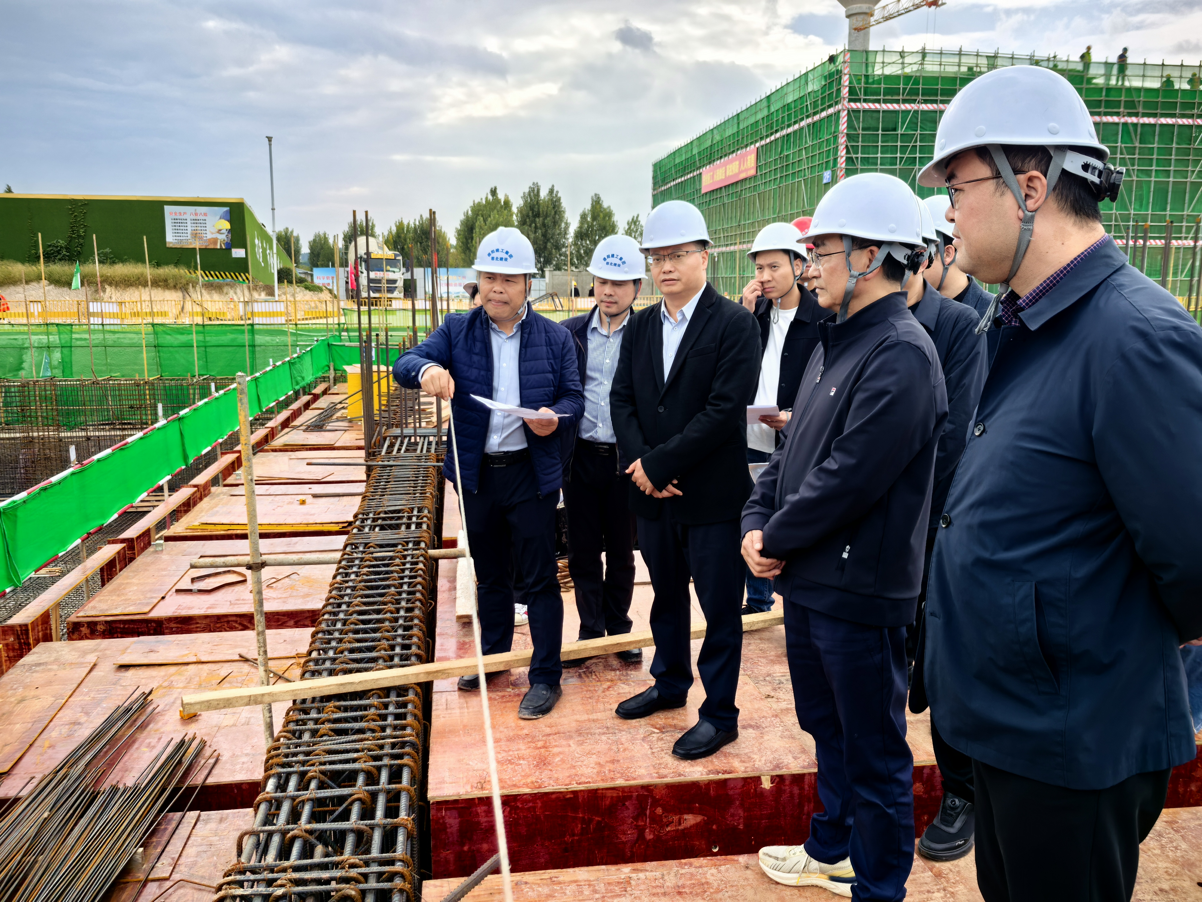 【实地督导强落实 冲刺年终保目标】BEVITOR·伟德国际党委书记、董事长李强带队赴一线“破题”