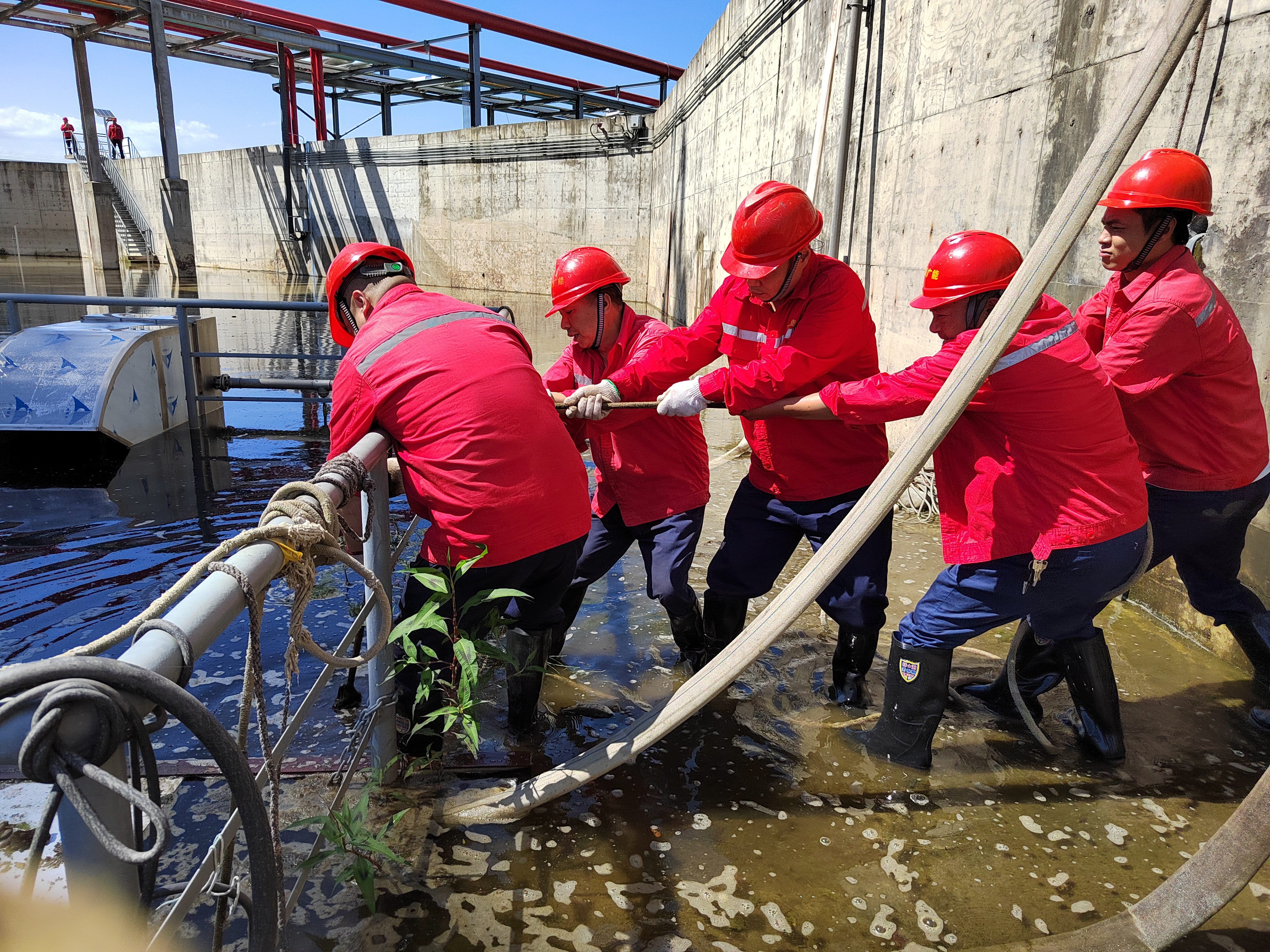 战高温 斗酷暑｜德阳发展人用汗水诠释责任担当